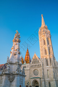 建筑学大教堂日落时匈牙利布达佩斯圣马提亚教堂尖顶图片