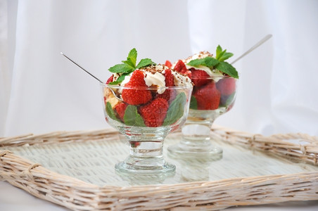 草莓谷物酸奶图片