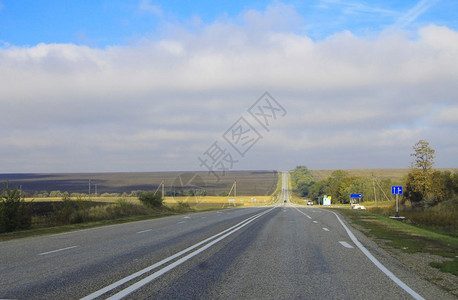 日间移动汽车的公路地貌草白天景观图片