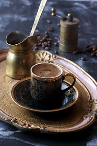 土耳其咖啡在木制托盘上的土耳其咖啡优质的店沙佛杯子高清图片素材