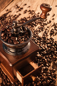 装有咖啡豆的老式手工咖啡研磨机图片