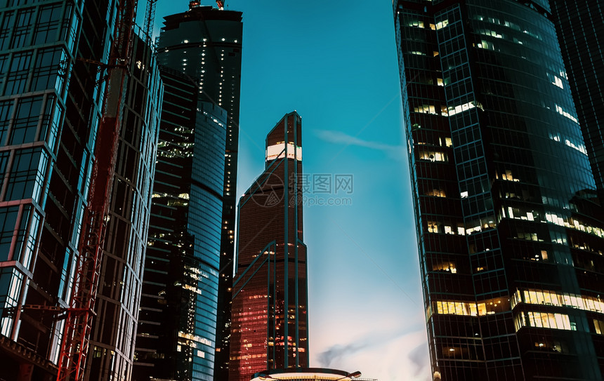 夜晚发光的生活办公室顶端的摩天大楼有玻璃墙对着夜空中的幕底观星玻璃墙对夜天空的幕图片