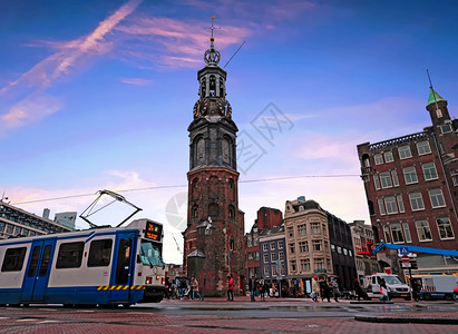 地标建造正面荷兰阿姆斯特丹市风景与Munt塔图片