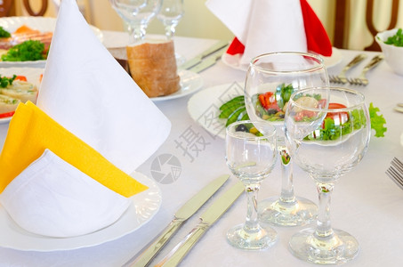 送达餐具在室内布设的餐厅宴席桌铺设位置图片