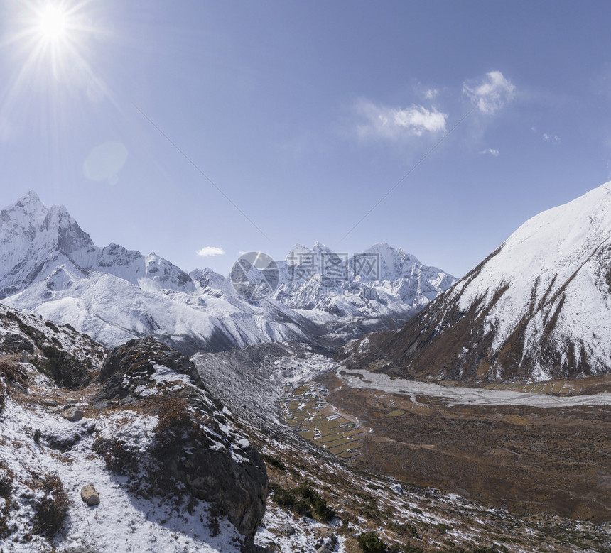 蓝天白云下的雪山峡谷风光图片