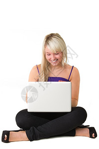 女孩美丽的快乐年轻美少女在这里使用笔记本电脑白背景无线的高清图片素材