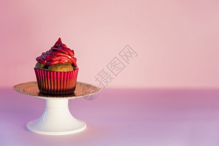 红奶油蛋糕饼柜粉红背景最佳花朵蔬菜图片