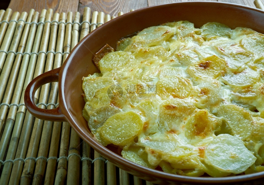 PommesAnna经典法国古菜用大量融化的黄油煮土豆准备好的焗法语图片