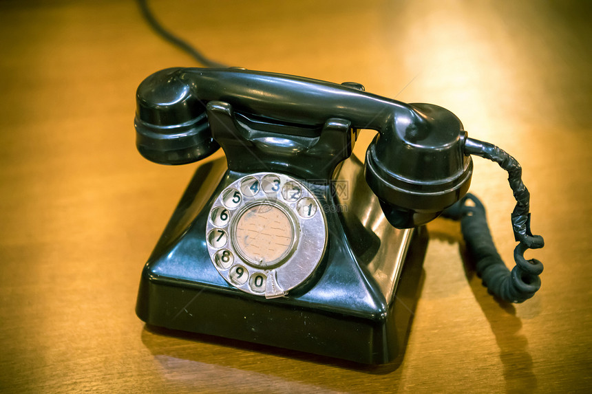 木旧桌子上的老式电话拨号数字办公室图片