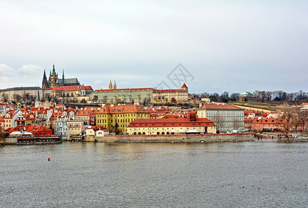 天水建造布拉格城堡全景和伏尔塔瓦河图片