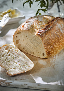 新鲜烘烤传统面包小麦美食白色的图片