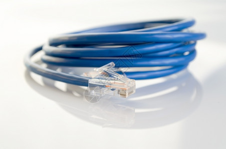 Rj45白色上的蓝网络插头流动的办公室带宽图片