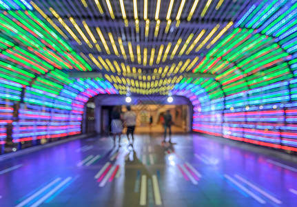 黄色的彩虹LED光线隧道的布蓝抽象bokeh带行人引领重点图片