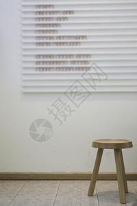 特征木制的建筑学最小时装房间的单木椅子库存照片图片