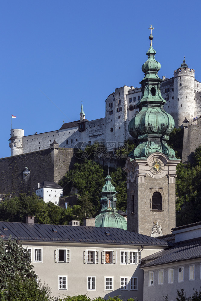 奥地利萨尔茨堡市之上的Hohensalzburb城堡旧阿尔茨塔特拥有卑斯山以北最受保护的城市中心之一它被列为教科文组织的世界遗产图片