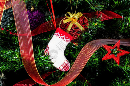 挂在圣诞树上的袜子图片