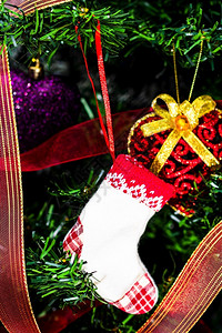 挂在圣诞树上的袜子图片