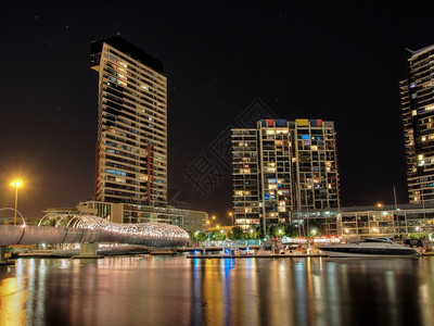 暮夜晚间照亮了墨尔本Dockland地区周围的建筑物晚上图片