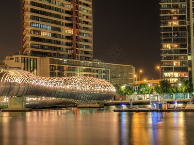 照明反射夜间亮了墨尔本Dockland地区周围的建筑物充满活力图片