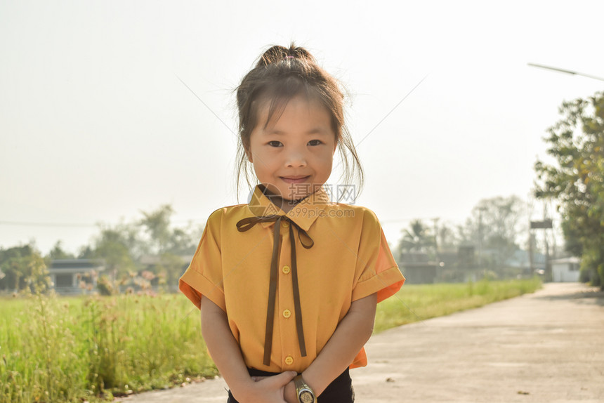 场地一个美丽的学龄前女孩肖像亚裔女孩与羞笑的容对决漂亮孩子图片