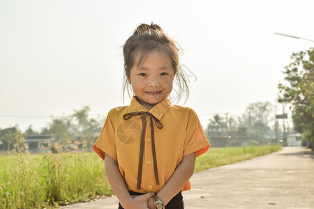 场地一个美丽的学龄前女孩肖像亚裔女孩与羞笑的容对决漂亮孩子图片
