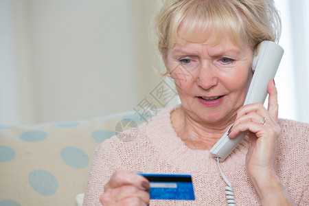 高级女在电话上提供信用卡详细息销售量女士图片