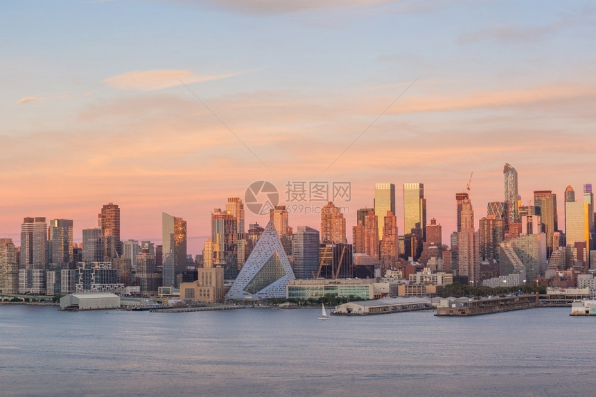 城市的场景纽约曼哈顿美国黄昏市中城天际图片
