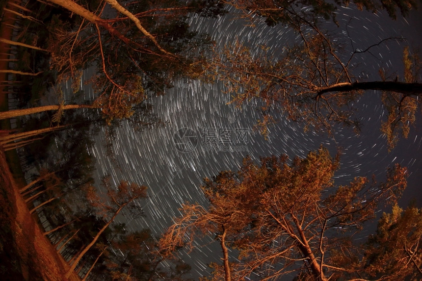 超过贝加尔湖俄罗斯伊库茨克地区Baikal湖上空的星夜地平线图片