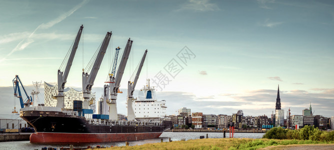 cloudcpae航运在汉堡港的货船和背景中有大药业的货物船河图片