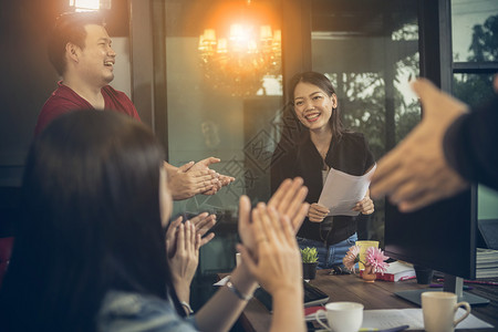 团队在现代家庭办公室与幸福共聚一堂的亚洲自由职业工团吸引人的成功图片