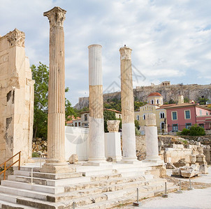 哈德良人建筑学旅行在希腊背景下的哈德里安斯柯普图书馆和雅典卫城背景图片