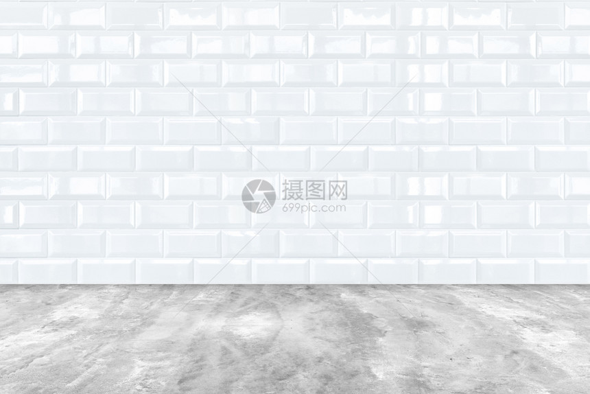 内部的粗糙白色陶瓷砖墙和水泥地板洗手间图片