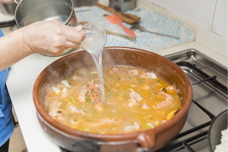 巴伦西亚帕耶拉烹饪海鲜和大米饮食对虾香料图片