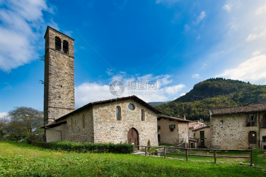 意大利伯伦巴纳河谷Bergamo的圣康涅利奥和西普里亚诺CornellodeiTasso古老村庄教堂出生奥内塔房屋图片