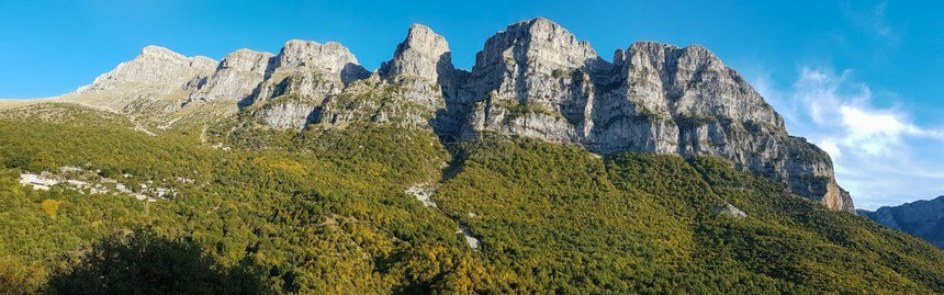 伊庇鲁斯希腊埃皮州Zagoria的Vikos峡谷上的平多斯山脉全景扎戈里亚目的地图片