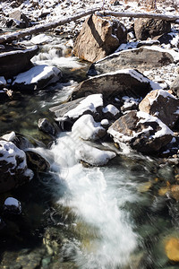 季节环境结石冬的山河冷水流在岩石之间山上游过河流图片素材
