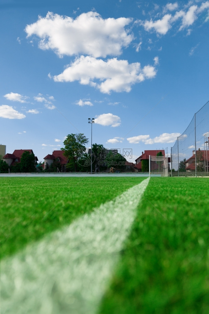 乐趣画足球在绿草和模糊的体育场足球网背景场和目标背景足球娱乐图片