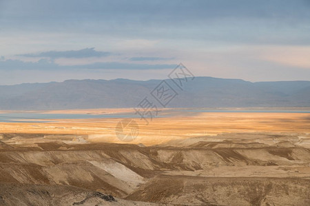采取旅游沙漠和死海的景象从马萨达观望沙漠和死海土地图片