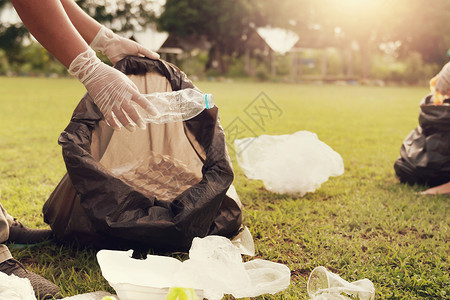 目的保护收垃圾塑料在公园打扫干净的手贴近斌高清图片