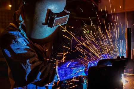 工业人正在焊接金属部分工匠火生产图片
