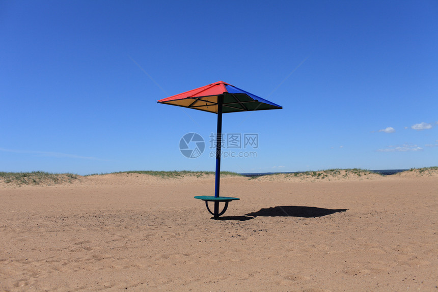 自然阳光明媚的白天空海滩上的太阳雨伞在空海滩上的太阳雨伞旅行遮板图片