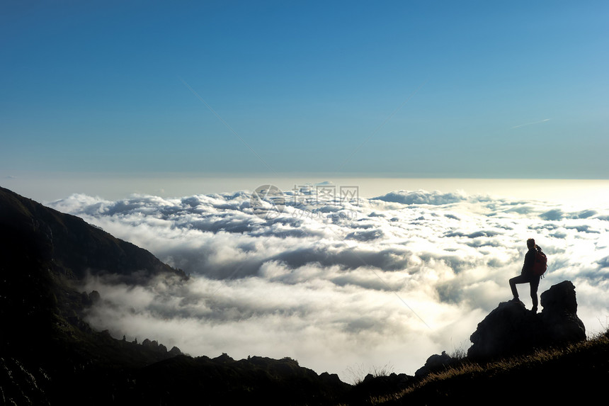 一种步行看山顶云海中的地平线山上有云彩自由图片