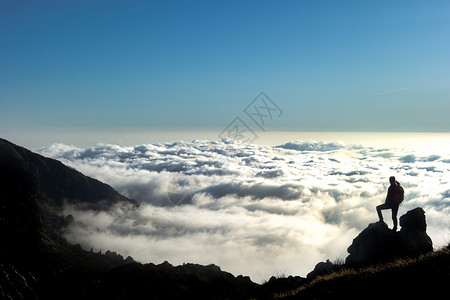 五岳归来不看山一种步行看山顶云海中的地平线山上有云彩自由设计图片