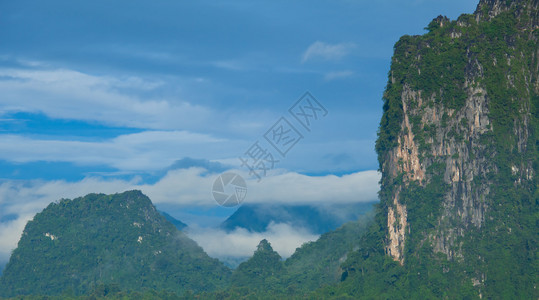 旺亚洲老挝VangVieng山地和蓝天空日落背景图片