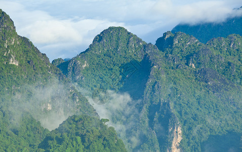 早晨老挝VangVieng山地和蓝天空云背景图片