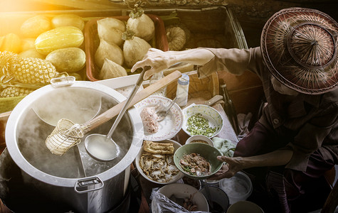 人身体漂浮市场泰国海面在浮动船上做成的油面食品街道小贩高清图片素材