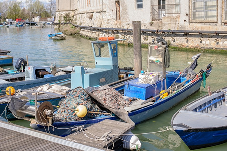 场景地标钓鱼港口渔船和网的捕捞图片