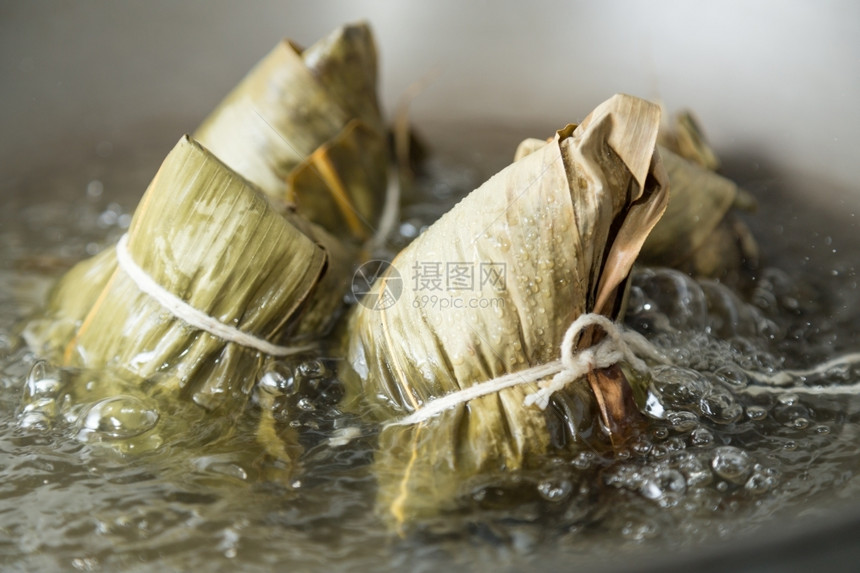 庆典节日龙船时吃的食物是传统在黄钟子中沸煮的可口图片