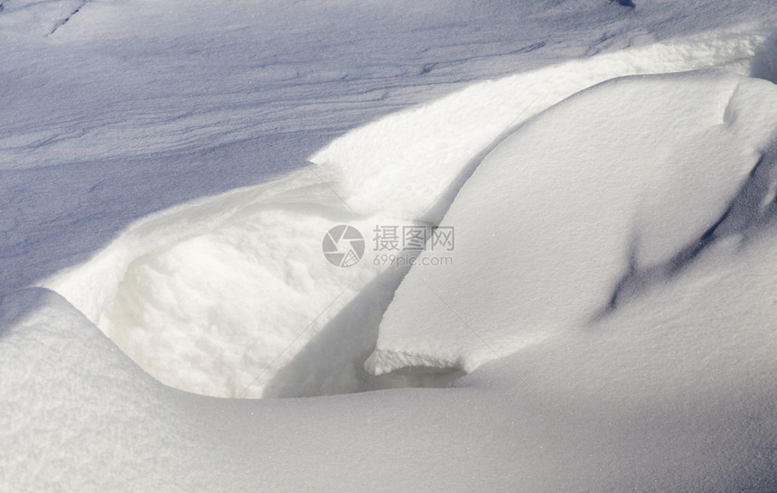 场景美丽大量的落雪花寒冷的冬季严天气中特切照片积雪从冰流出冷若霜图片