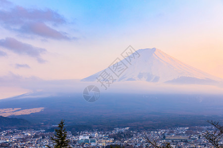 屋顶藤吉田火山在日本的顶峰塔红色公园FujiyashidaYamanashi图片